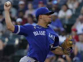 Le lanceur partant des Blue Jays, Jose Berrios, lance le ballon contre les White Sox lors de la première manche au Guaranteed Rate Field de Chicago, le lundi 20 juin 2022.