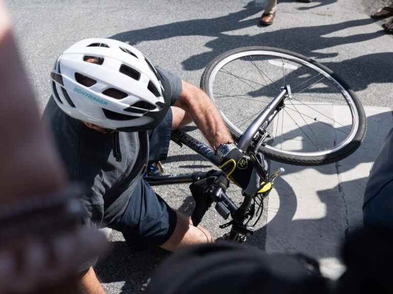 Biden se renverse en descendant de vélo après une balade à la plage