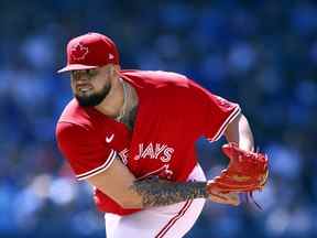 TORONTO, ON – 18 JUIN: Alek Manoah # 6 des Blue Jays de Toronto livre un lancer en troisième manche lors d'un match de la MLB contre les Yankees de New York au Rogers Centre le 18 juin 2022 à Toronto, Ontario, Canada.