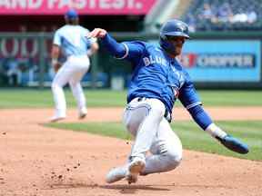 KANSAS CITY, MISSOURI – 08 JUIN: Cavan Biggio # 8 des Blue Jays de Toronto se glisse au troisième but lors du match contre les Royals de Kansas City au Kauffman Stadium le 08 juin 2022 à Kansas City, Missouri.