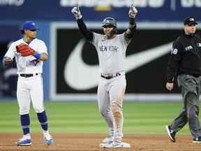 Gleyber Torres des Yankees de New York prend la deuxième base alors qu'il frappe à domicile DJ LeMahieu avec un doublé RBI lors de la quatrième manche de leur match de la MLB contre les Blue Jays de Toronto au Rogers Centre le 17 juin 2022 à Toronto.