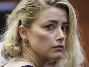 Amber Heard attend avant que le verdict ne soit lu au palais de justice du comté de Fairfax à Fairfax, en Virginie, le mercredi 1er juin 2022.