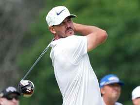 Brooks Koepka joue son coup du huitième tee lors du deuxième tour du tournoi de golf US Open le 17 juin 2022 à Brookline, Massachusetts.