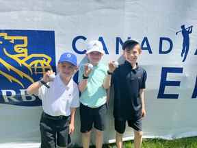 De gauche à droite, Lucas Newsom, Callum Kirkpatrick et Esau Elliott montrent des balles de golf qui leur ont été données par le joueur du PGA Tour Patrick Rodgers vendredi.