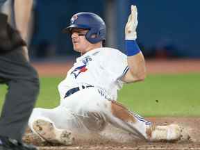 Le joueur de troisième but des Blue Jays de Toronto, Matt Chapman, glisse dans le marbre marquant une course contre les White Sox de Chicago lors de la huitième manche au Rogers Centre.