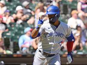 Teoscar Hernandez # 37 des Blue Jays de Toronto réagit à sa pirogue après ses deux coups de circuit en septième manche contre les White Sox de Chicago au terrain à taux garanti le 22 juin 2022 à Chicago, Illinois.