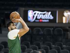 1er juin 2022 ;  San Francisco, Californie, États-Unis ;  L'attaquant des Boston Celtics Jayson Tatum (0) tire sur le basket-ball lors de la journée médiatique des finales de la NBA 2022 au Chase Center.