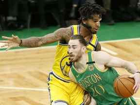 30 janvier 2020 ;  Boston, Massachusetts, États-Unis ;  Le garde des Celtics de Boston Gordon Hayward (20 ans) affronte le centre des Golden State Warriors Marquese Chriss (32 ans) au cours de la première mi-temps au TD Garden.