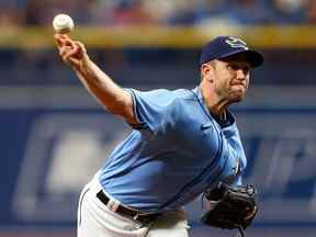 Le lanceur de relève des Rays de Tampa Bay Jason Adam (47 ans) lance un lancer contre les White Sox de Chicago lors de la septième manche au Tropicana Field le 5 juin 2022.