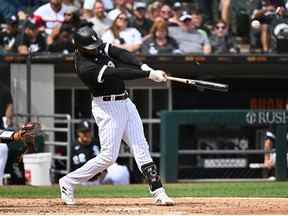 Luis Robert des Chicago White Sox frappe un simple RBI lors de la troisième manche contre les Orioles de Baltimore au Guaranteed Rate Field le 25 juin 2022 à Chicago, Illinois.