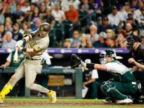 Jake Cronenworth # 9 des San Diego Padres frappe le ballon contre les Rockies du Colorado au Coors Field le 18 juin 2022 à Denver, Colorado.