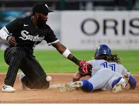 Bo Bichette des Blue Jays de Toronto vole la deuxième base lors de la quatrième manche contre Josh Harrison des White Sox de Chicago au terrain à taux garanti le 21 juin 2022 à Chicago, Illinois.