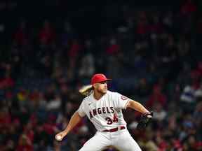 24 mai 2022 ;  Anaheim, Californie, États-Unis ;  Le lanceur partant des Los Angeles Angels Noah Syndergaard (34) lance contre les Texas Rangers lors de la huitième manche au Angel Stadium.