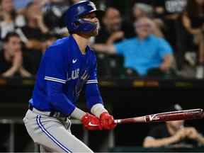 Cavan Biggio des Blue Jays de Toronto frappe un coup de circuit de deux points en neuvième manche contre les White Sox de Chicago au terrain à taux garanti le 20 juin 2022 à Chicago, Illinois.