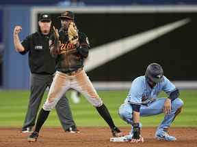 L'arrêt-court des Orioles de Baltimore Jorge Mateo (3) réagit après avoir sorti le coureur de pincement des Blue Jays de Toronto Bradley Zimmer (7) à la deuxième base lors de la huitième manche au Rogers Centre.