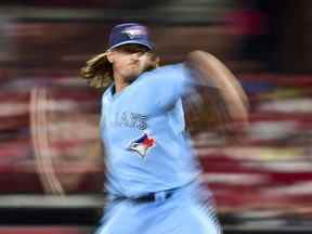 Le lanceur partant des Blue Jays de Toronto, Kevin Gausman, lance contre les Cardinals de St. Louis lors de la cinquième manche au Busch Stadium.