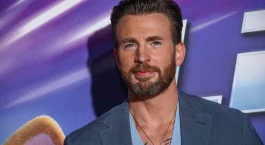 Chris Evans : Les critiques homophobes de « Lightyear » sont des « idiots » qui « mourront comme des dinosaures »