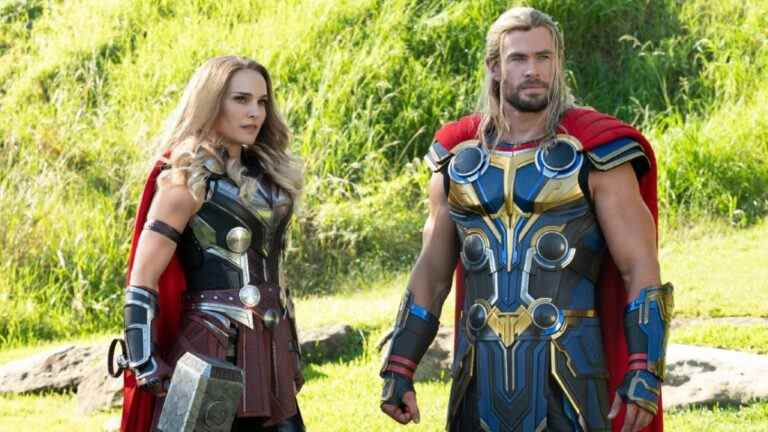 Chris Hemsworth a l'air cool comme un concombre sur le tapis rouge de Love And Thunder, mais c'est le cosplay des fans de Thor qui m'impressionne le plus
