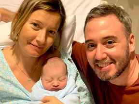 Gregory et Viktoriya Burgess sont pris dans une épreuve de citoyenneté canadienne avec leur bébé, Philip.