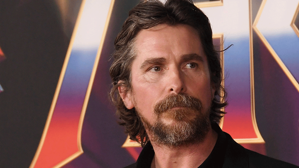 Christian Bale n'a toujours pas vu 'The Batman', déclare que Robert Pattinson est un 'acteur absolument merveilleux'
	
	
