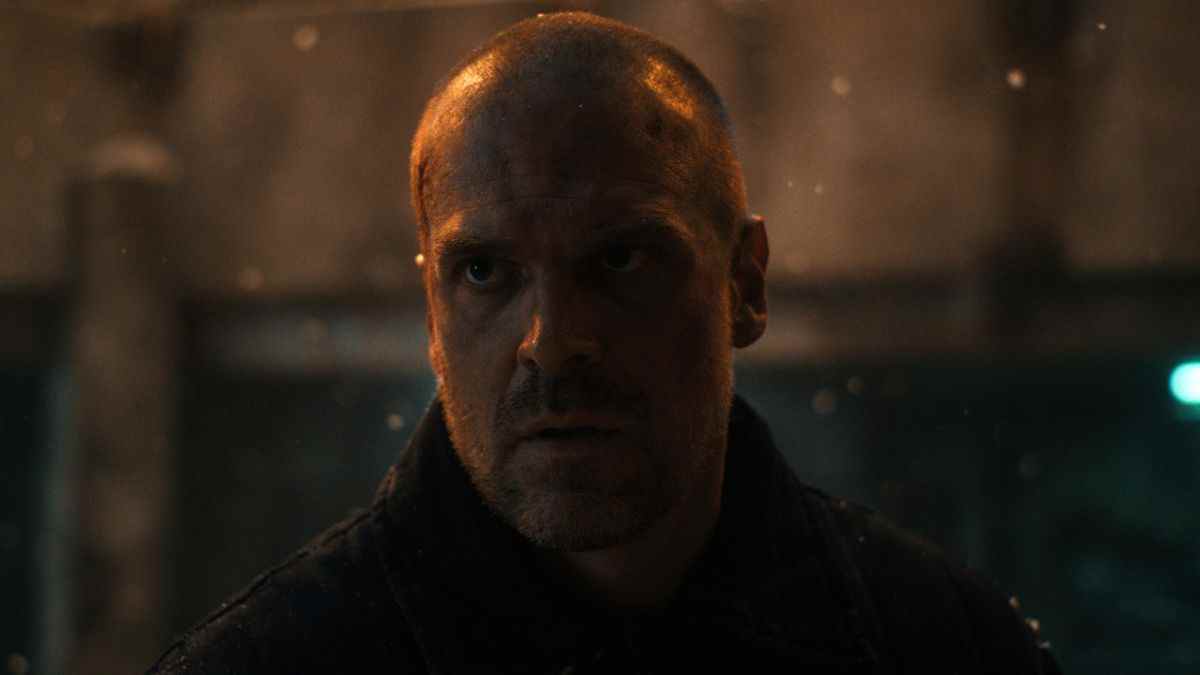 Comment Stranger Things a géré les changements physiques de David Harbour pour les flashbacks de Hopper dans la saison 4
