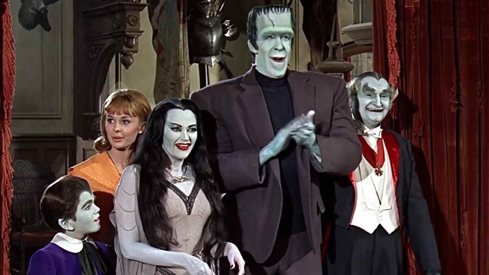 Comment les nouveaux designs de films de Munster se comparent aux originaux
