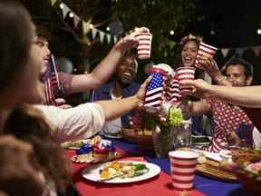 Des amis portent un toast pour célébrer la fête du 4 juillet aux États-Unis