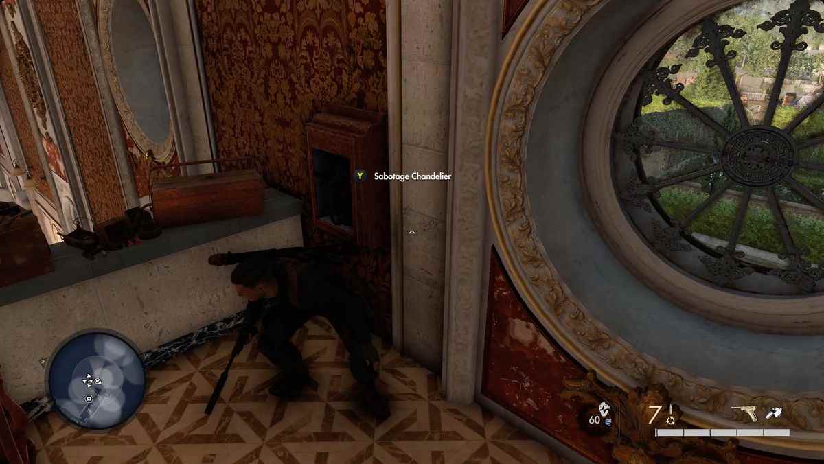 Joueur de Sniper Elite 5 debout sur le balcon de la salle de bal à côté d'un panneau avec une lecture rapide 