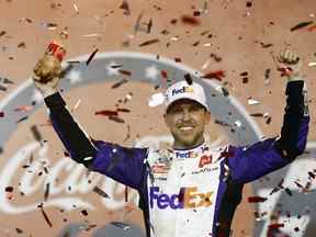 Denny Hamlin, conducteur de la Toyota FedEx Ground n ° 11, célèbre à Victory Lane après avoir remporté la NASCAR Cup Series Coca-Cola 600 au Charlotte Motor Speedway le 29 mai 2022 à Concord, en Caroline du Nord.  (Photo de Jared C. Tilton/Getty Images)