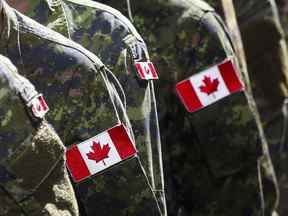 Les membres des Forces armées canadiennes, à Calgary le 8 juillet 2016. L'entreprise qui supervise l'accord de règlement de 900 millions de dollars du gouvernement fédéral avec les militaires victimes d'inconduite sexuelle en uniforme a admis avoir commis d'autres atteintes à la vie privée malgré les promesses répétées d'avoir corrigé le problème. LA PRESSE CANADIENNE/Jeff McIntosh