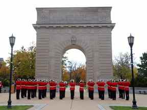 Une photo d'archive montre des élèves-officiers du Collège militaire royal à l'arche commémorative de Kingston.