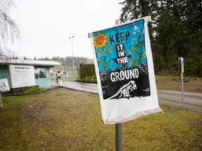 Un panneau de protestation se dresse à l'extérieur de l'installation de Kinder Morgan Inc. à Burnaby, en Colombie-Britannique, le mercredi 11 avril 2018.