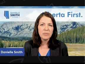 Danielle Smith prend la parole lors d'un événement en ligne du UCP Leadership Panel organisé par Free Alberta Strategy le jeudi 23 juin 2022.