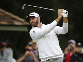 Dustin Johnson, des États-Unis, joue son coup du 16e tee lors de la première ronde de l'Omnium canadien RBC au Hamilton Golf and Country Club le 6 juin 2019 à Hamilton.