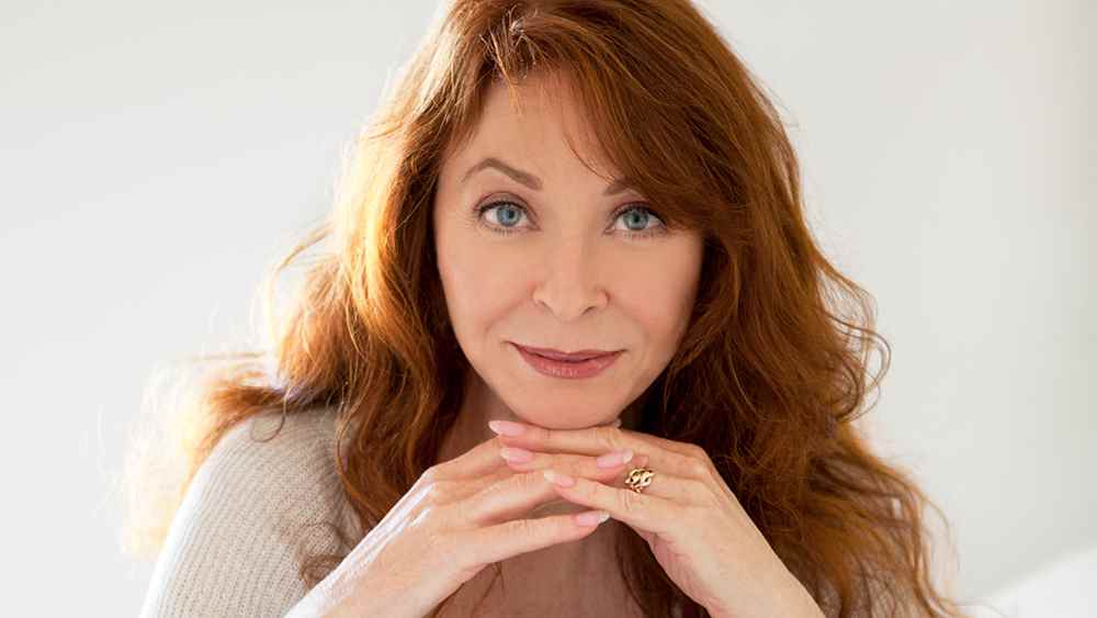 Elvira, alias Cassandra Peterson, s'ouvre sur la liberté de faire son coming-out : 