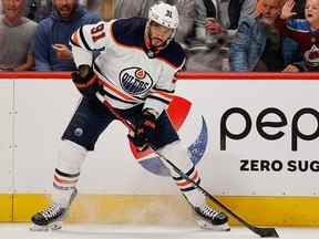 L'ailier gauche des Oilers d'Edmonton Evander Kane (91) contrôle la rondelle en première période contre l'Avalanche du Colorado dans le deuxième match de la finale de la Conférence de l'Ouest des séries éliminatoires de la Coupe Stanley 2022 au Ball Arena.