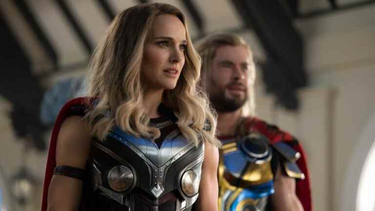 First Thor: les réactions de Love and Thunder affirment qu’il fait sauter « tous les films Marvel hors de l’eau »