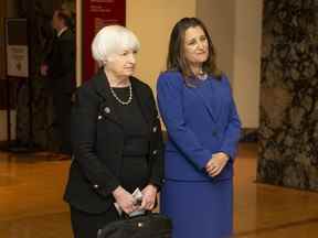 La vice-première ministre canadienne et ministre des Finances Chrystia Freeland, à droite, et la secrétaire au Trésor américaine Janet Yellen avant une réunion à Toronto.