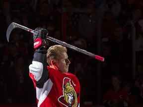 Photo d'archives/ Daniel Alfredsson salue la foule après avoir patiné une dernière fois avec les Sénateurs d'Ottawa à Ottawa le jeudi 4 décembre 2014.