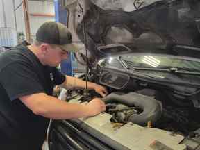 Ryan Reil, un gestionnaire de service vu ici travaillant au Downtown Auto Center à Kitchener, a constaté une augmentation du nombre de clients cherchant à convertir leurs véhicules à essence en propane moins cher.