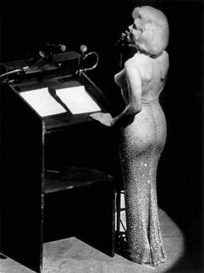 Marilyn Monroe chante joyeux anniversaire à John F. Kennedy en 1962.