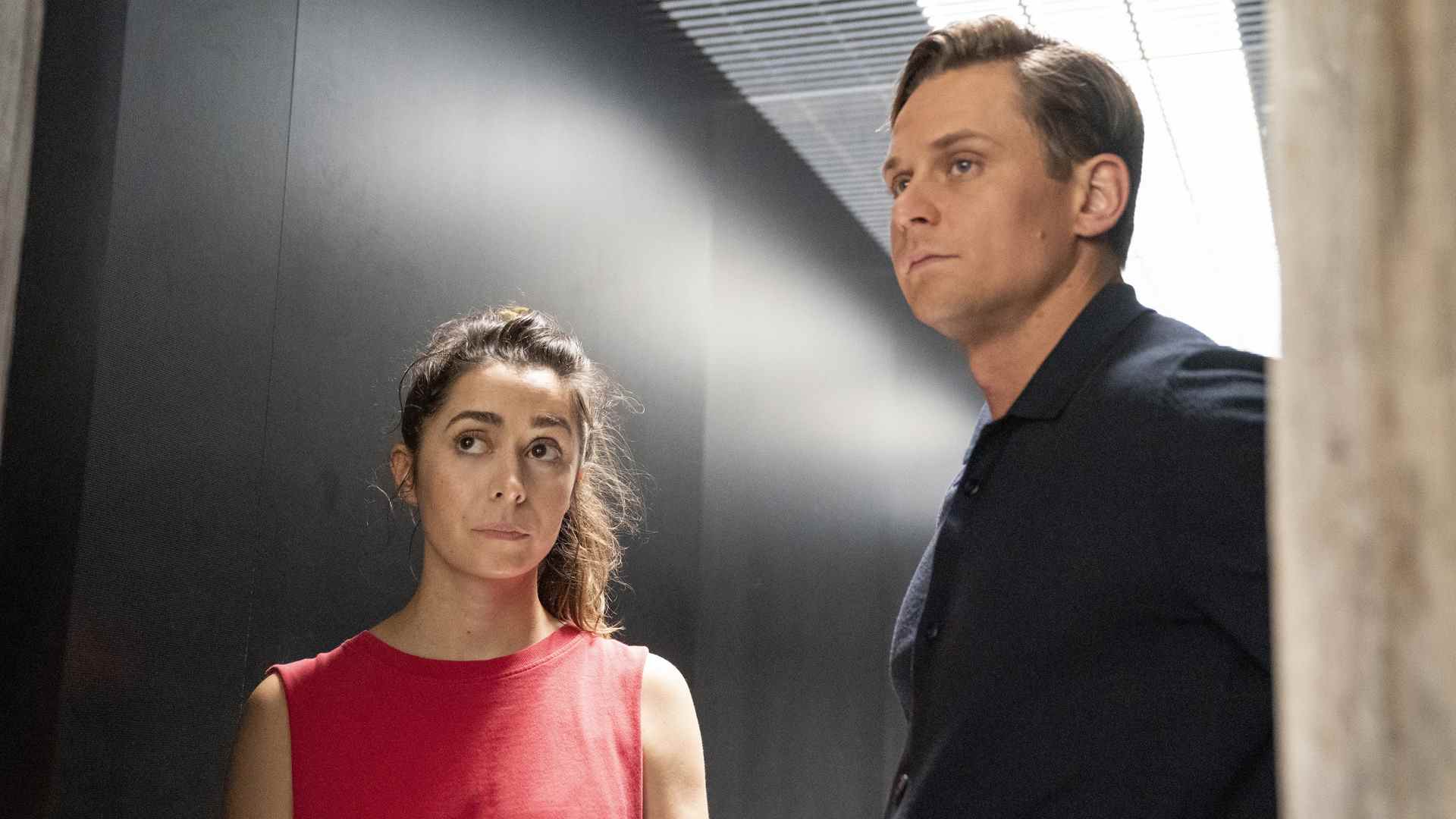 Cristin Milioti comme Hazel Green et Billy Magnussen comme Byron Gogol dans Made for Love saison 2