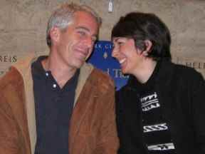 Une photo non datée montrant Jeffrey Epstein et Ghislaine Maxwell qui a été déposée en preuve par le bureau du procureur américain le 7 décembre 2021 lors du procès de Maxwell à New York.