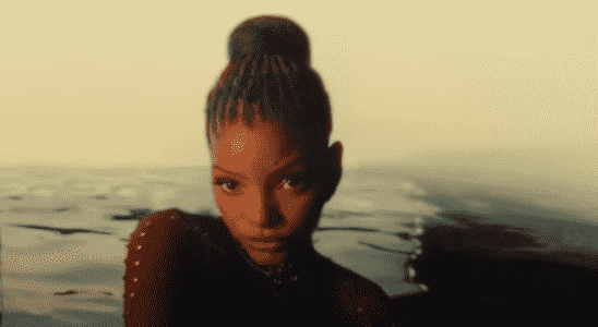 Halle Bailey parle de se voir comme Ariel dans La Petite Sirène pour la première fois et comment elle a réagi