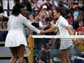 Harmony Tan de France (R) interagit avec Serena Williams des États-Unis après avoir remporté leur match de premier tour en simple féminin lors de la deuxième journée des Championnats de Wimbledon 2022 au All England Lawn Tennis and Croquet Club le 28 juin 2022 à Londres, en Angleterre.