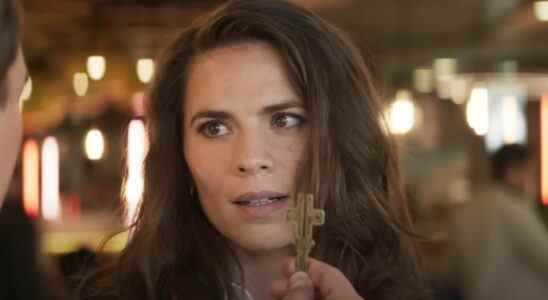 Hayley Atwell de Mission: Impossible 7 révèle certaines des cascades qu'elle fera, certaines même "menottées" à Tom Cruise