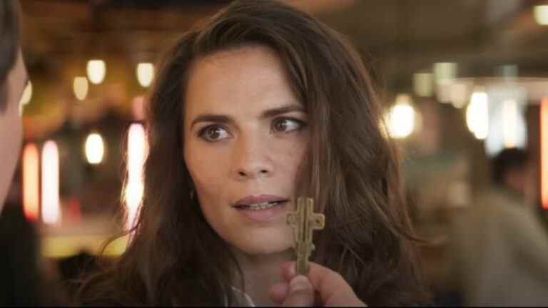 Hayley Atwell de Mission: Impossible 7 révèle certaines des cascades qu'elle fera, certaines même "menottées" à Tom Cruise
