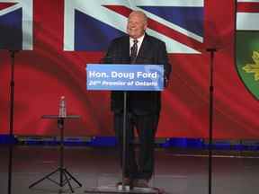 Le premier ministre de l'Ontario, Doug Ford, s'adresse aux médias le lendemain de la victoire de la majorité lors des élections de 2022 au Centre des congrès de Toronto.