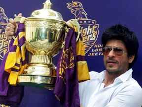 L'acteur de Bollywood Shah Rukh Khan présente le trophée de cricket de l'Indian Premier League (IPL) lors d'une conférence de presse à sa résidence à Mumbai le 30 mai 2012.