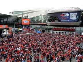 Les partisans des Oilers d'Edmonton attendent le début du troisième match de la finale de l'Association de l'Ouest contre l'Avalanche du Colorado, devant Rogers Place à Edmonton le samedi 4 juin 2022.